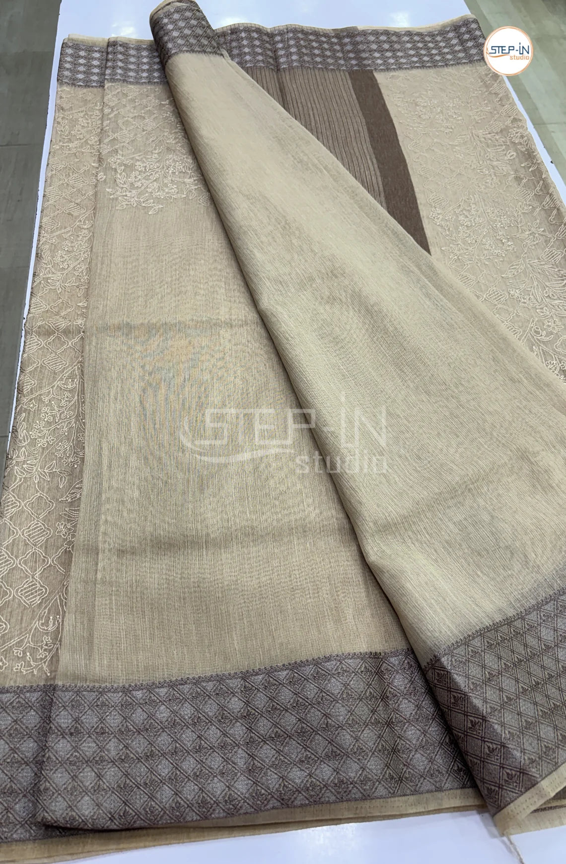 Art Linen Tissu Saree with Embroidery - Muted Beige