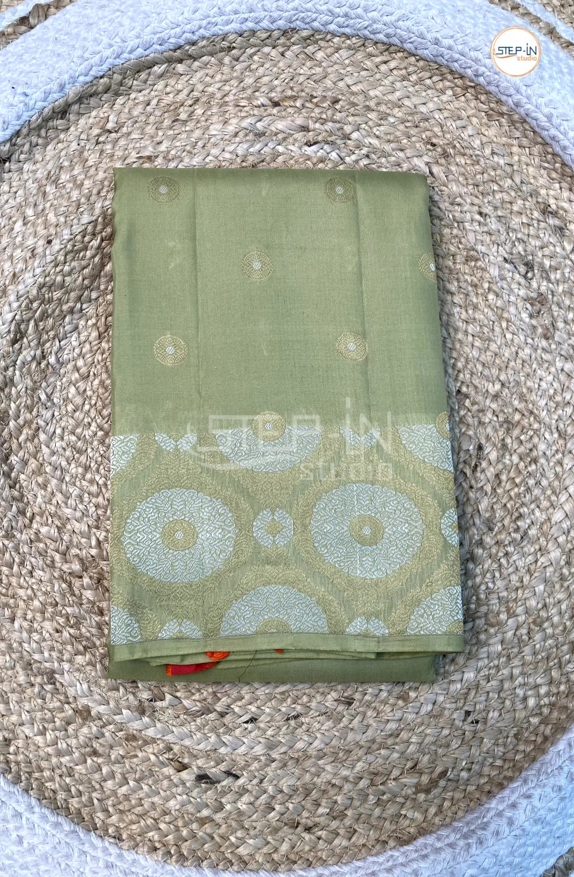 Floral Design Soft Silk Saree With Contrast Boluse and Pallu-Green & Red