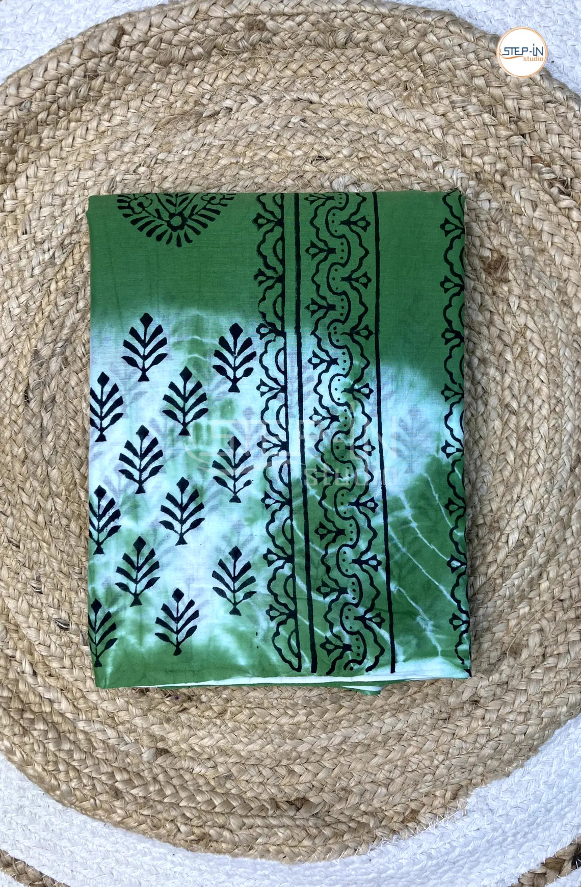 Mul Cotton Saree With Batik Printed - Green & White