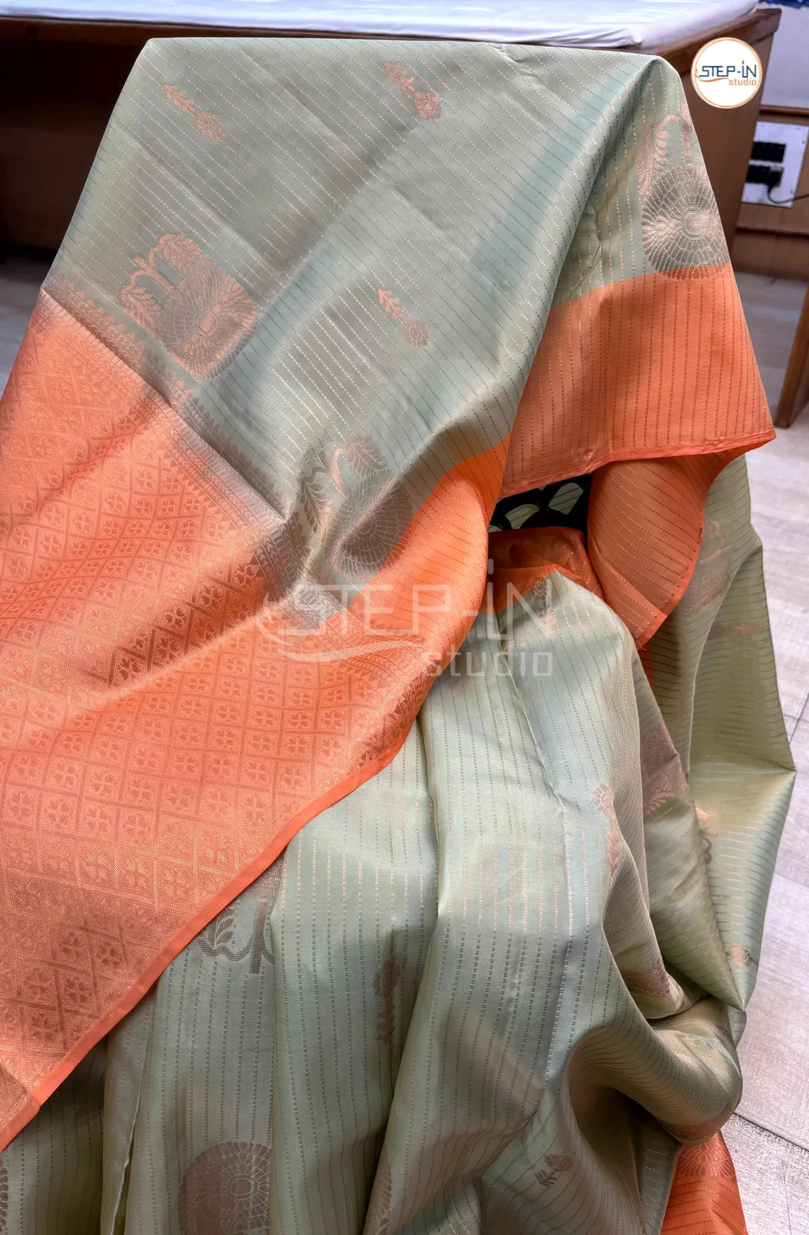 Green Gold Floral Zari Design Soft Silk Saree With Contrast Boluse and Pallu