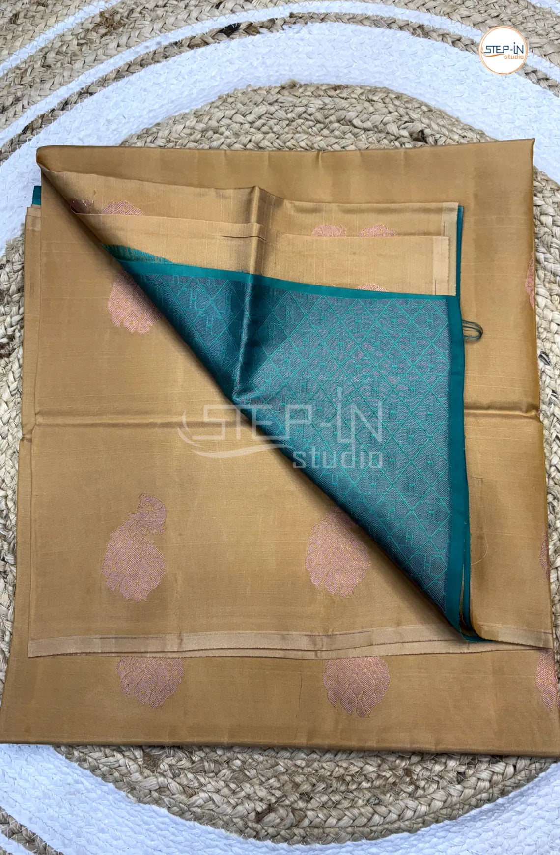 Beige & Green Floral Gold Peacock Design Soft Silk Saree Contrast Blouse Without Bordar & Argyle Design Pallu