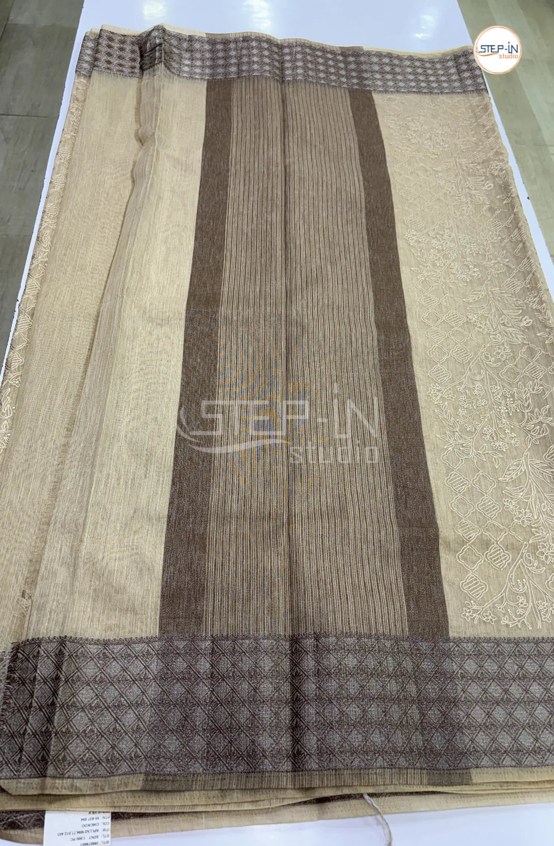 Art Linen Tissu Saree with Embroidery - Muted Beige