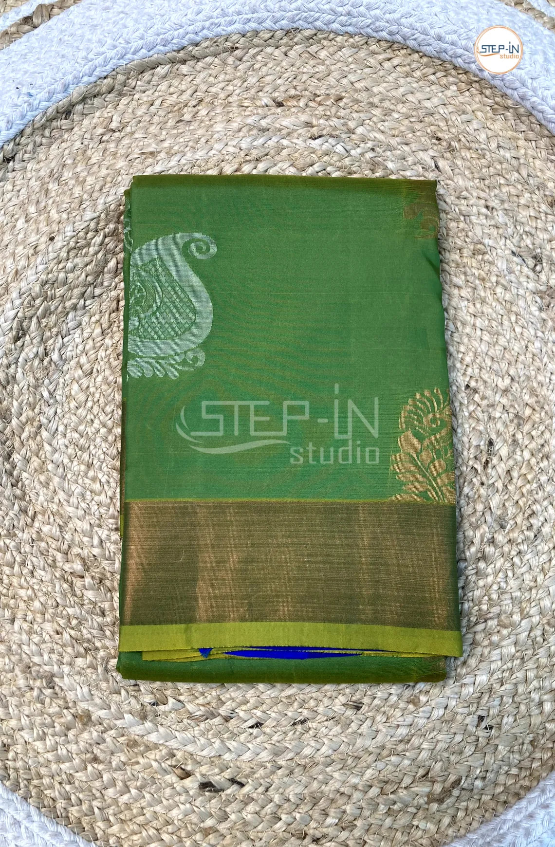 Floral Design Soft Silk Saree With Contrast Boluse and Pallu-Green & Blue