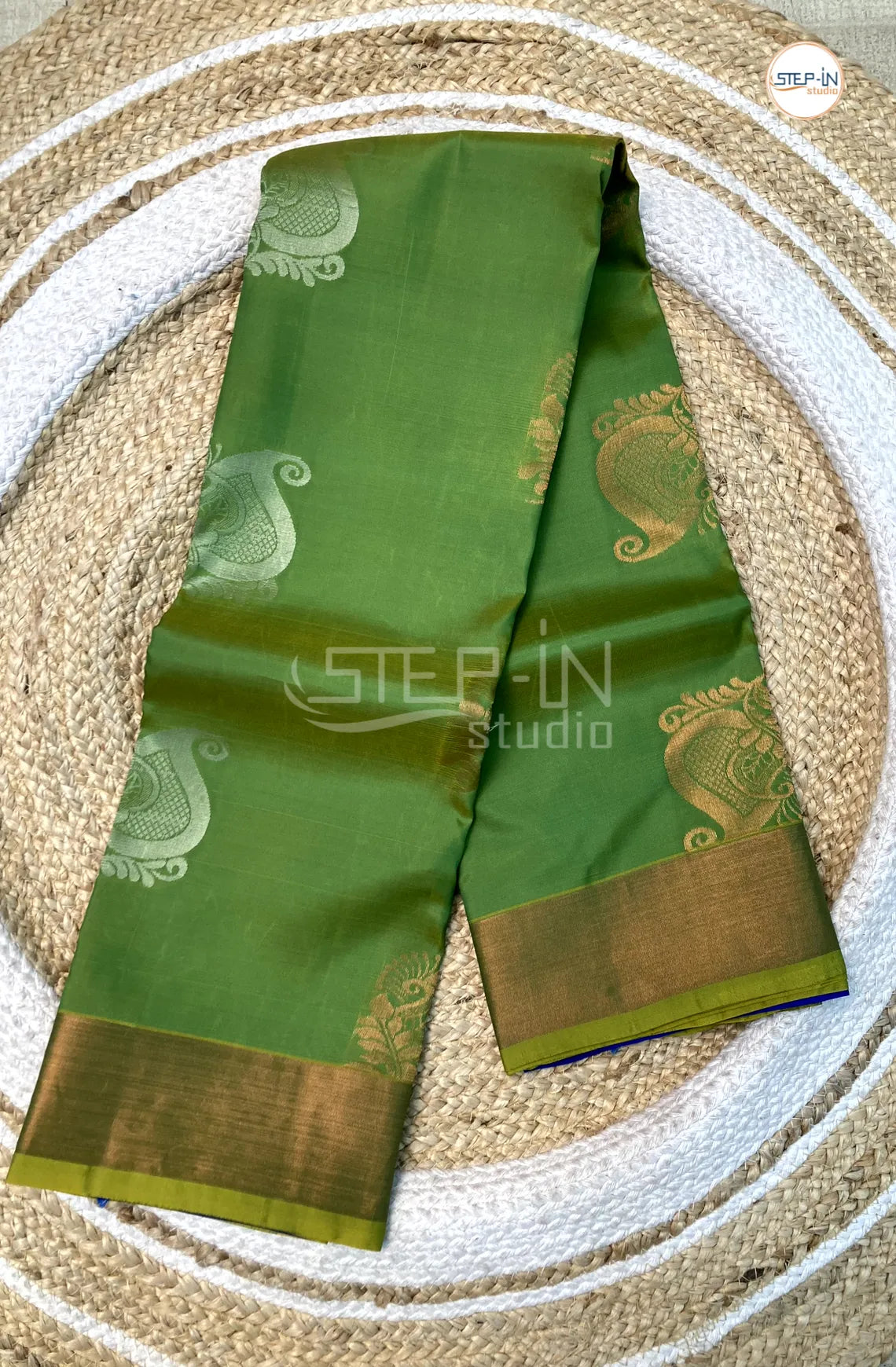 Floral Design Soft Silk Saree With Contrast Boluse and Pallu-Green & Blue