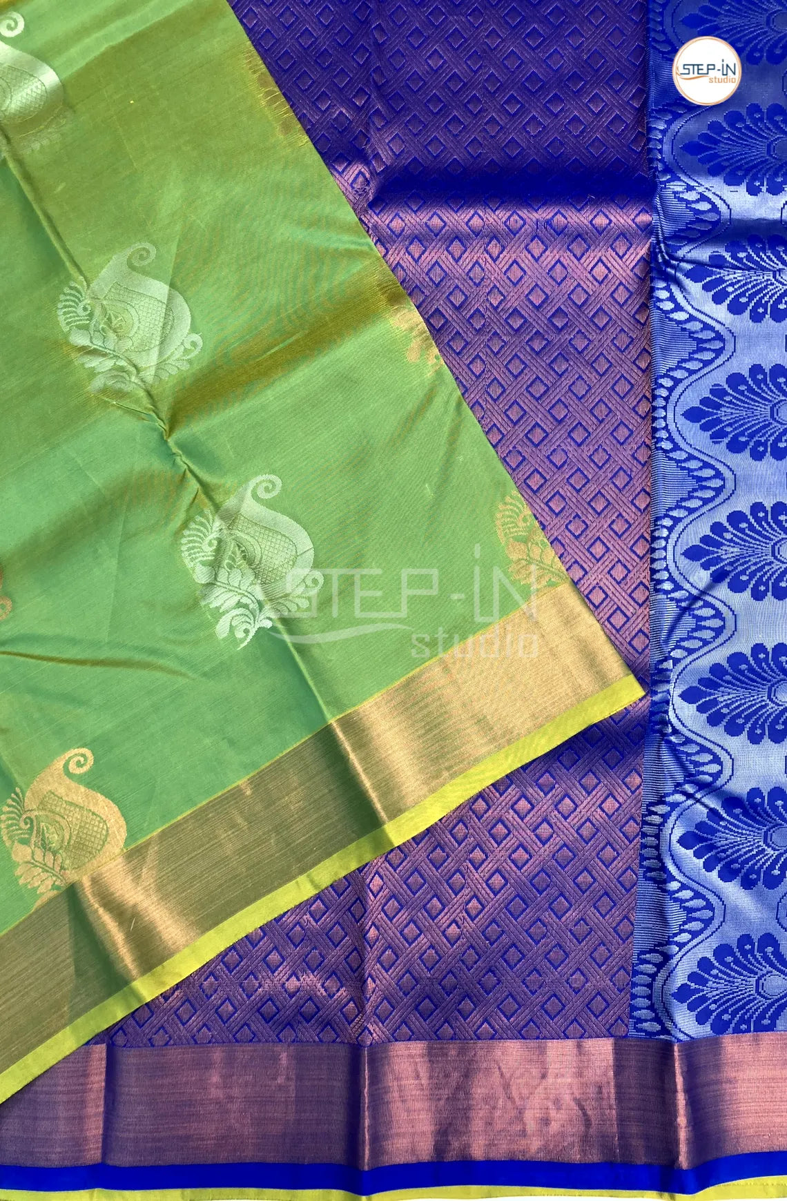 Floral Design Soft Silk Saree With Contrast Boluse and Pallu-Green & Blue