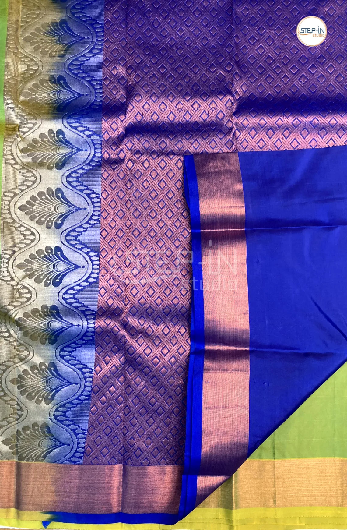 Floral Design Soft Silk Saree With Contrast Boluse and Pallu-Green & Blue