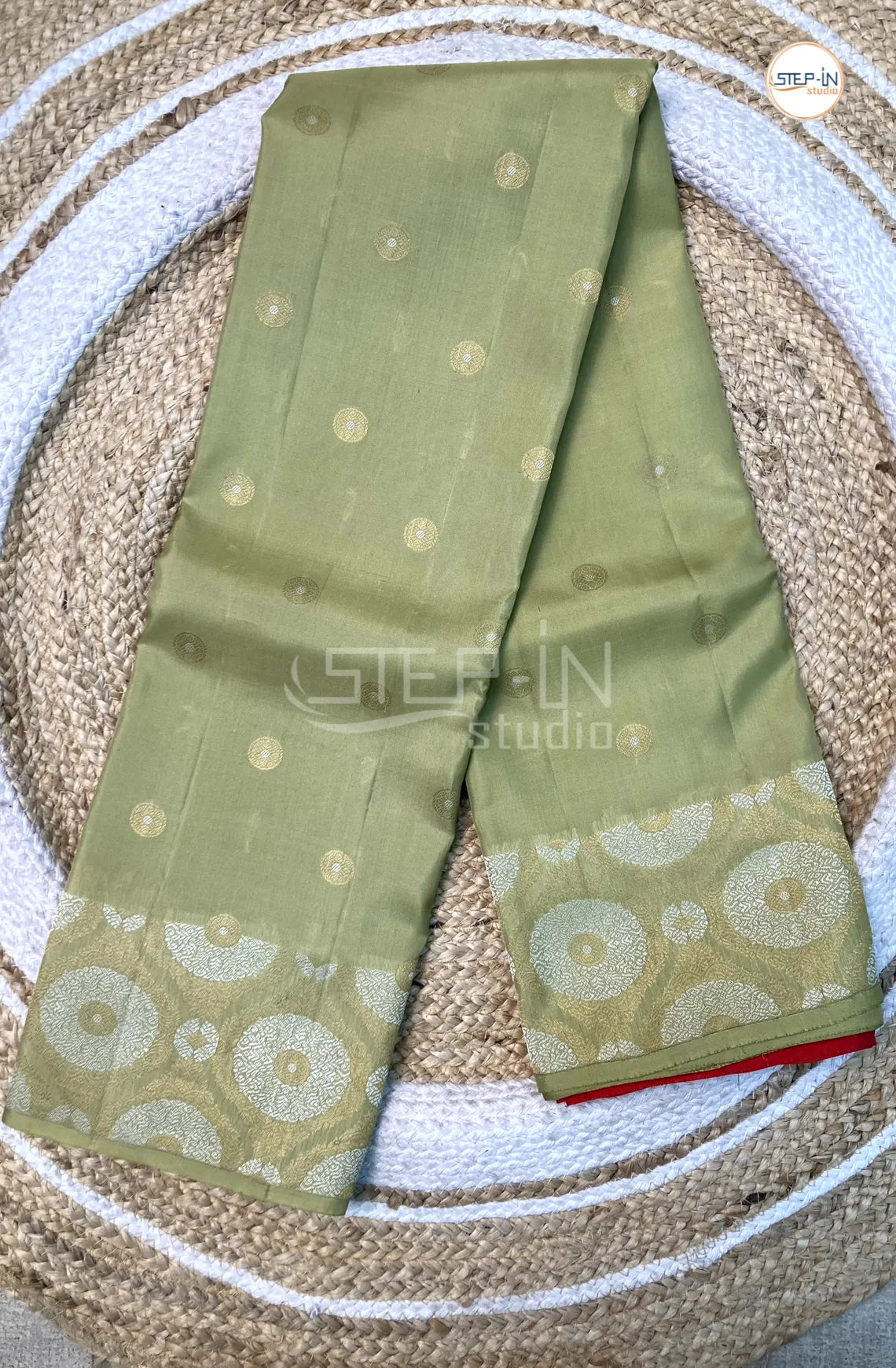 Floral Design Soft Silk Saree With Contrast Boluse and Pallu-Green & Red