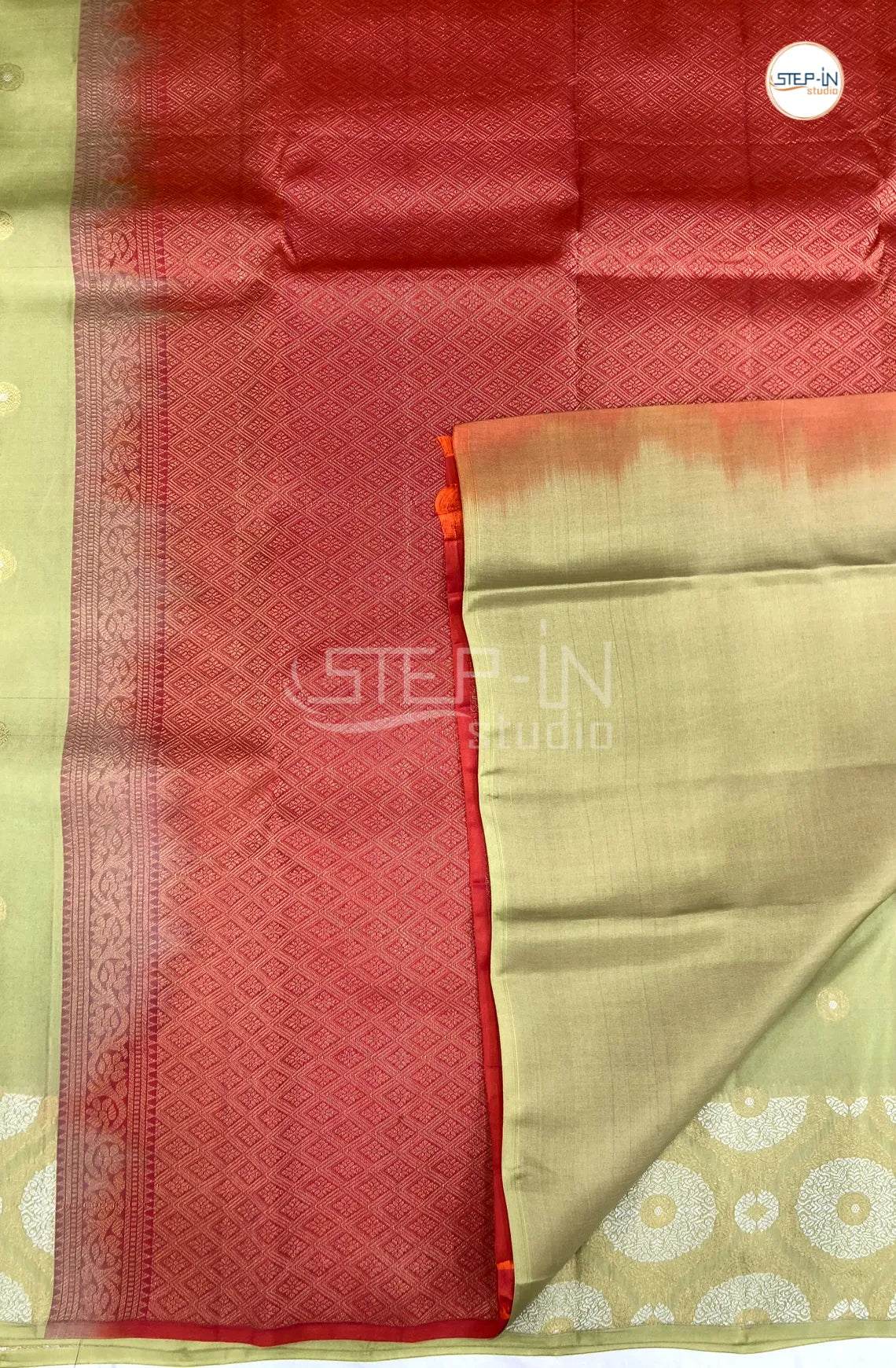Floral Design Soft Silk Saree With Contrast Boluse and Pallu-Green & Red