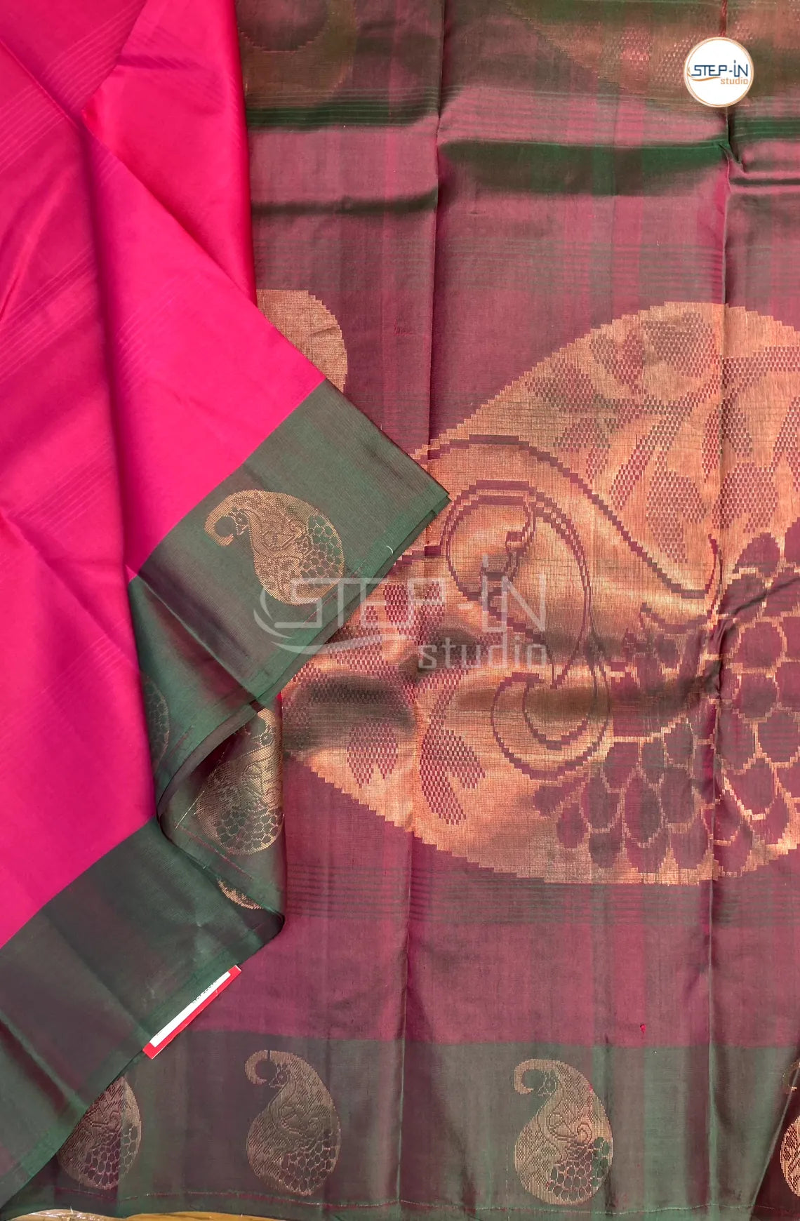 Floral Design Soft Silk Saree With Contrast Boluse and Pallu- Pink & Dark Green