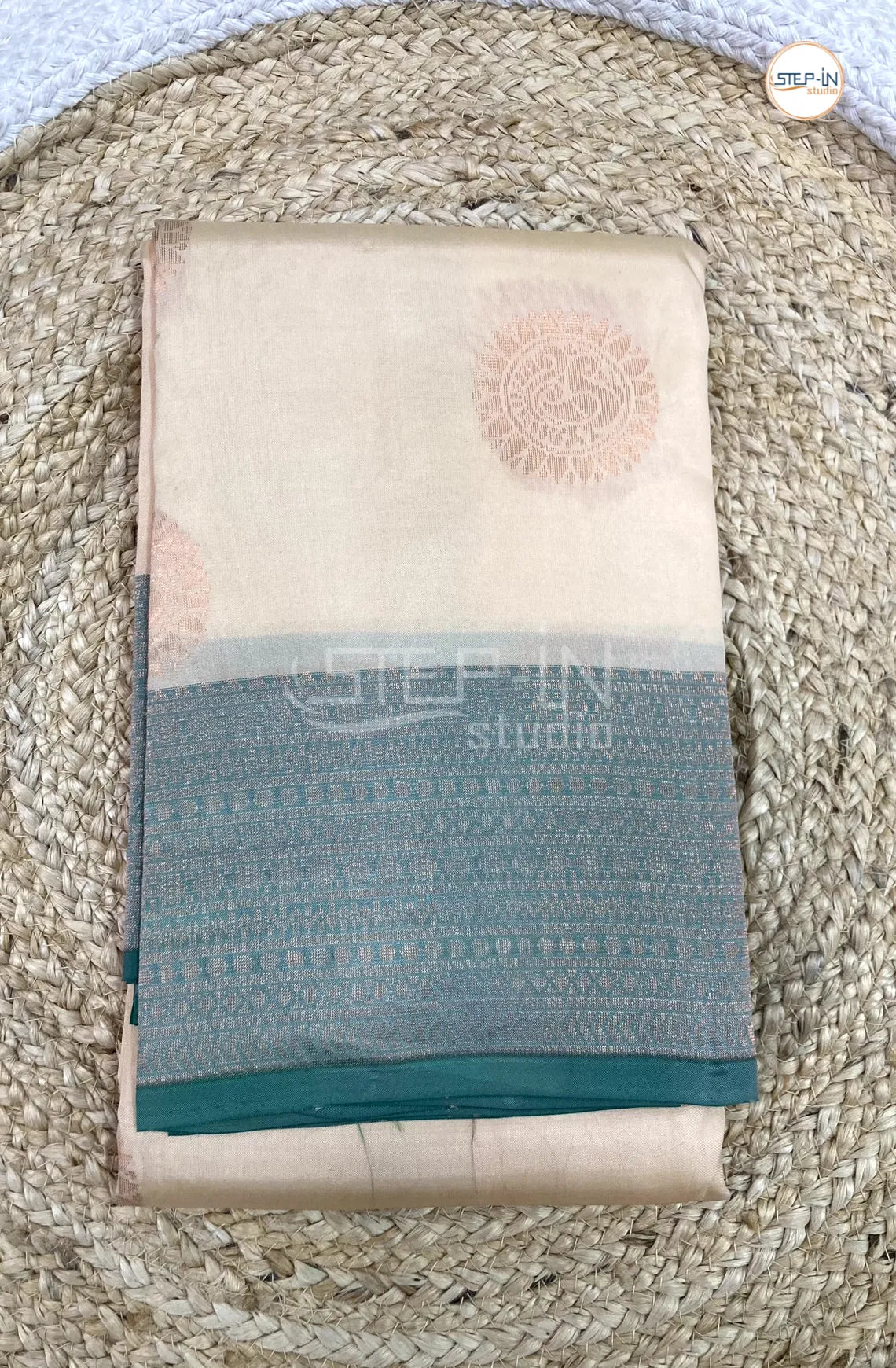 Floral Zari Design Soft Silk Saree With Contrast Boluse and Pallu - Ivory & Green