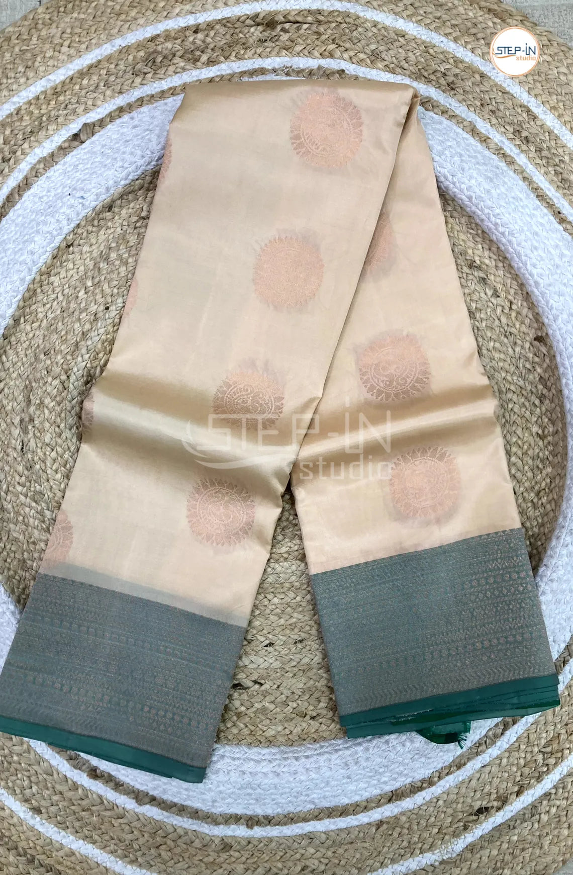 Floral Zari Design Soft Silk Saree With Contrast Boluse and Pallu - Ivory & Green