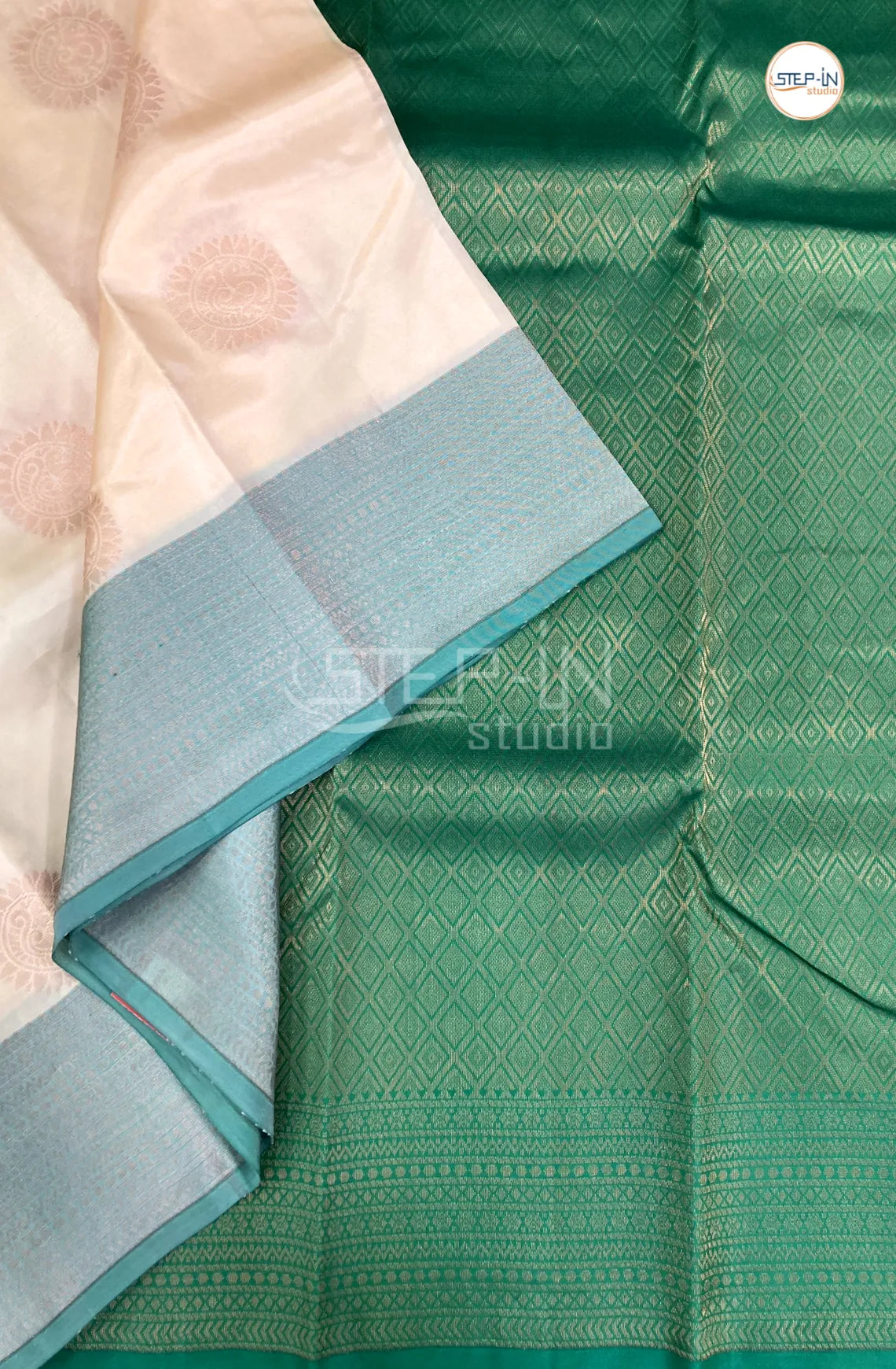 Floral Zari Design Soft Silk Saree With Contrast Boluse and Pallu - Ivory & Green