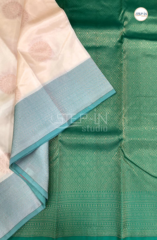 Floral Zari Design Soft Silk Saree With Contrast Boluse and Pallu - Ivory & Green