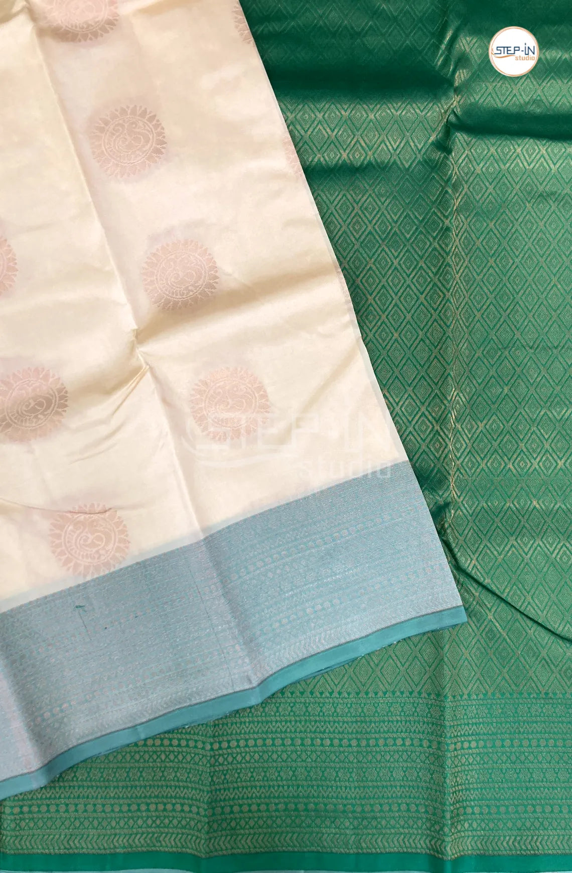 Floral Zari Design Soft Silk Saree With Contrast Boluse and Pallu - Ivory & Green