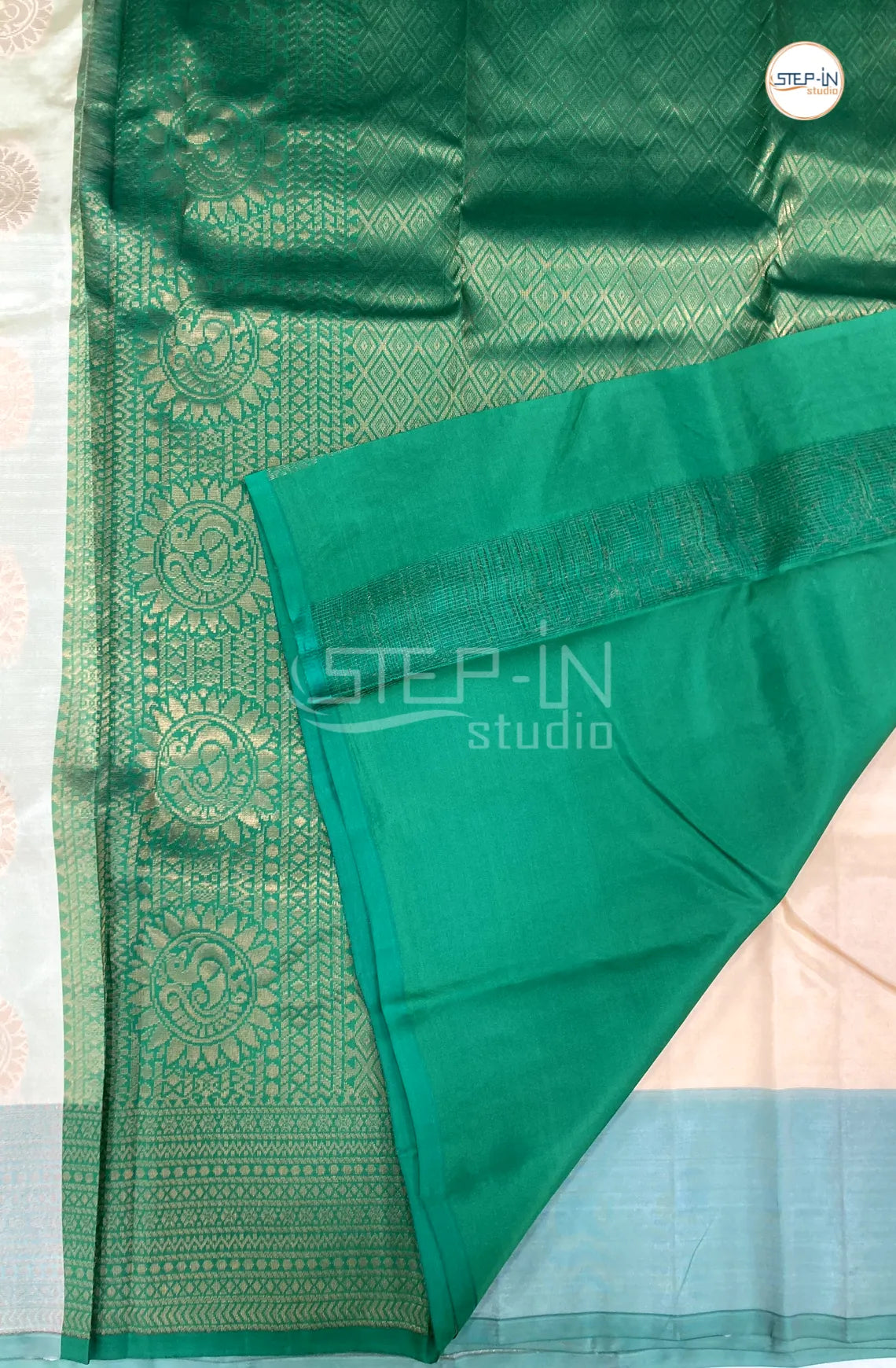 Floral Zari Design Soft Silk Saree With Contrast Boluse and Pallu - Ivory & Green