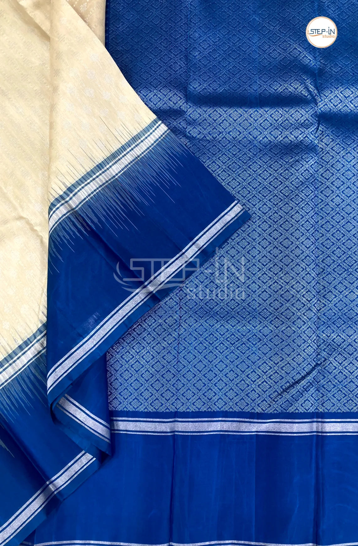 Floral Zari Design Soft Silk Saree With Contrast Boluse and Pallu - White & Blue