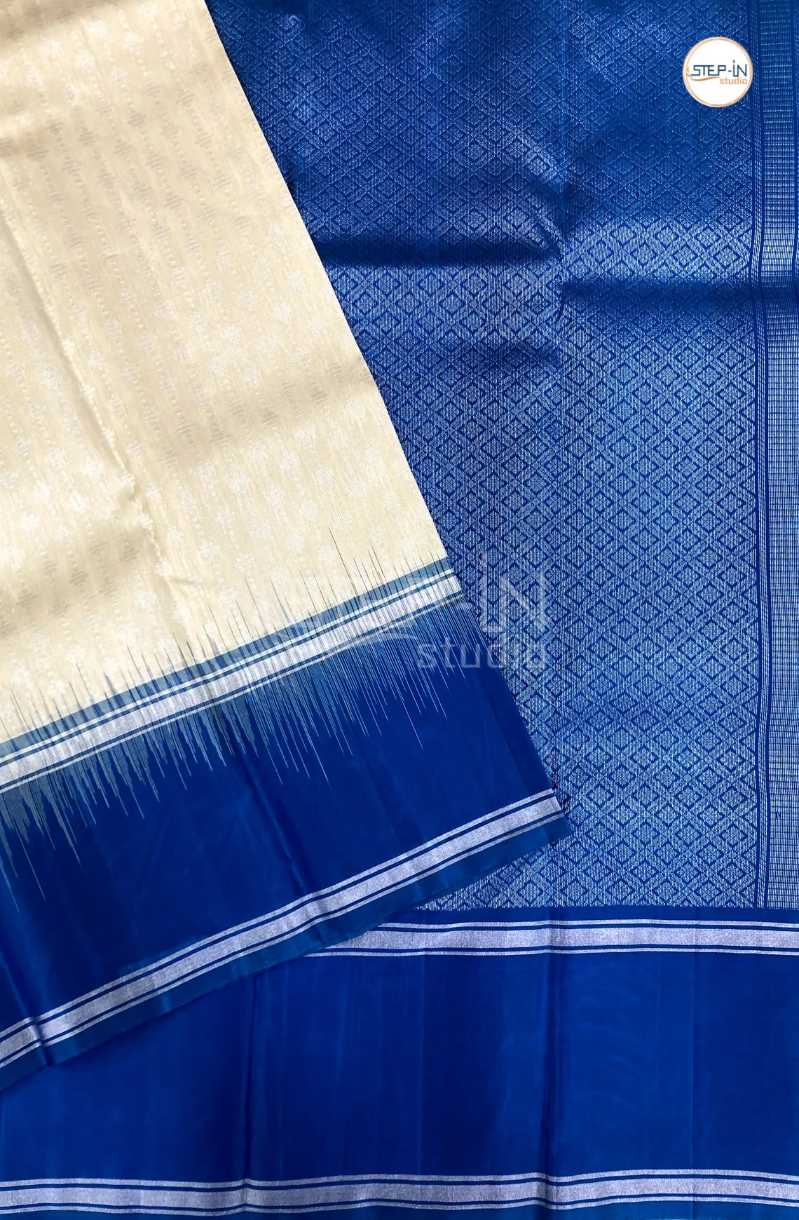 Floral Zari Design Soft Silk Saree With Contrast Boluse and Pallu - White & Blue