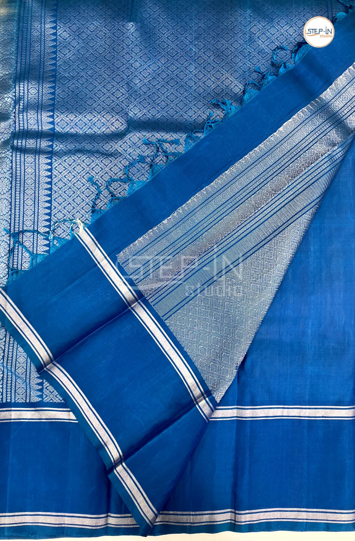 Floral Zari Design Soft Silk Saree With Contrast Boluse and Pallu - White & Blue
