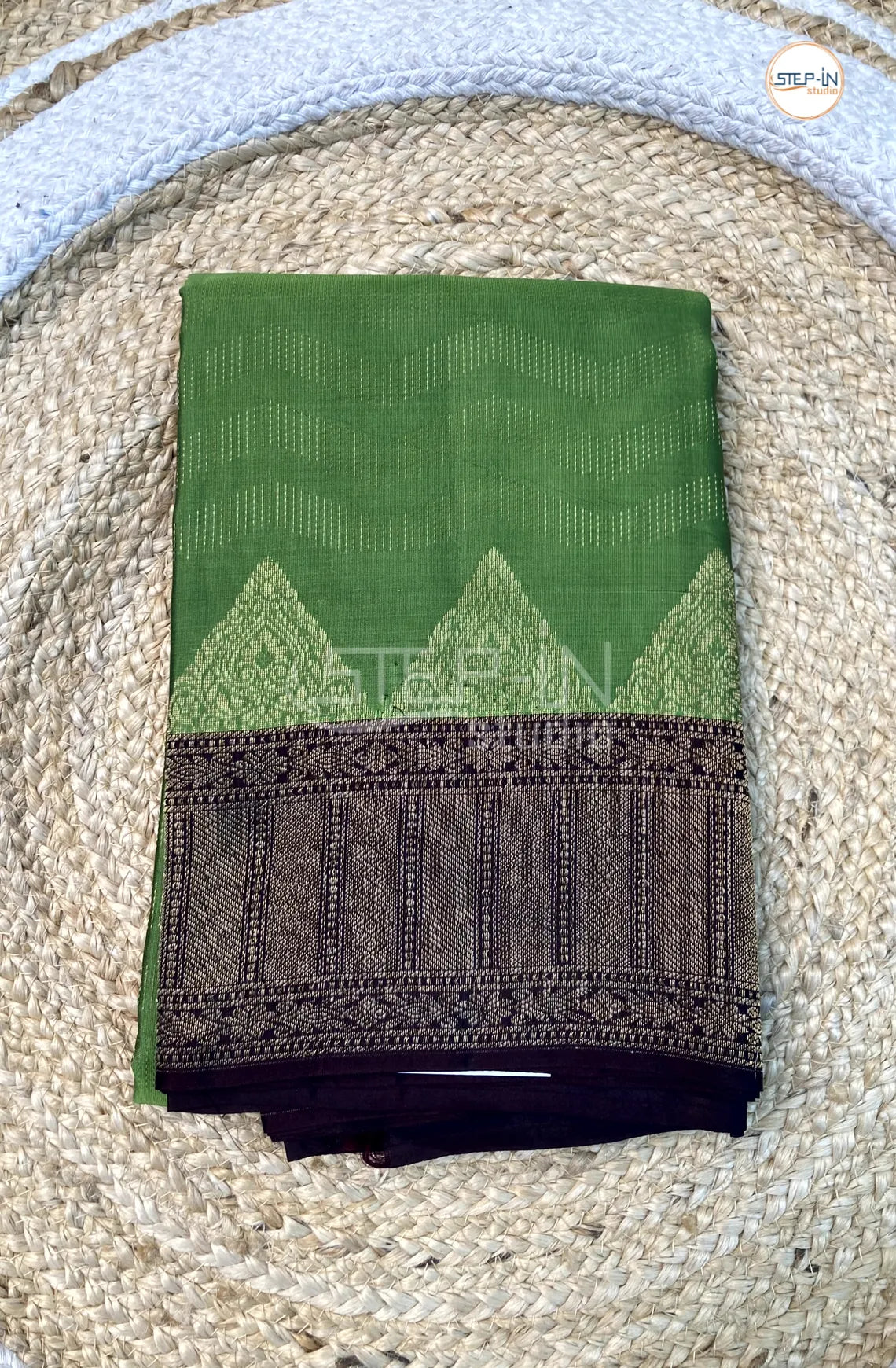 Floral Motif Design Soft Silk Saree With Contrast Boluse and Pallu - Green & Brown