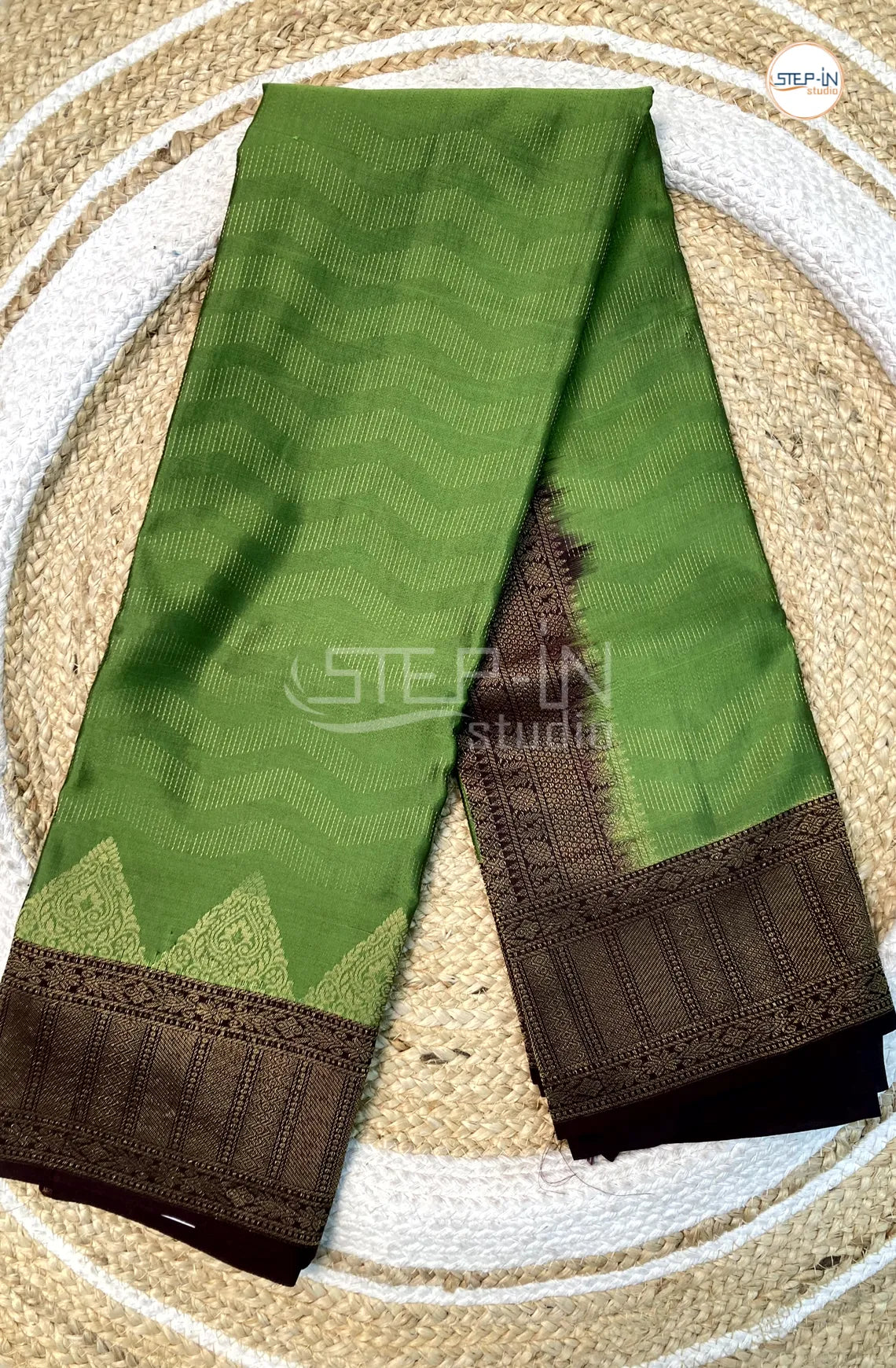 Floral Motif Design Soft Silk Saree With Contrast Boluse and Pallu - Green & Brown