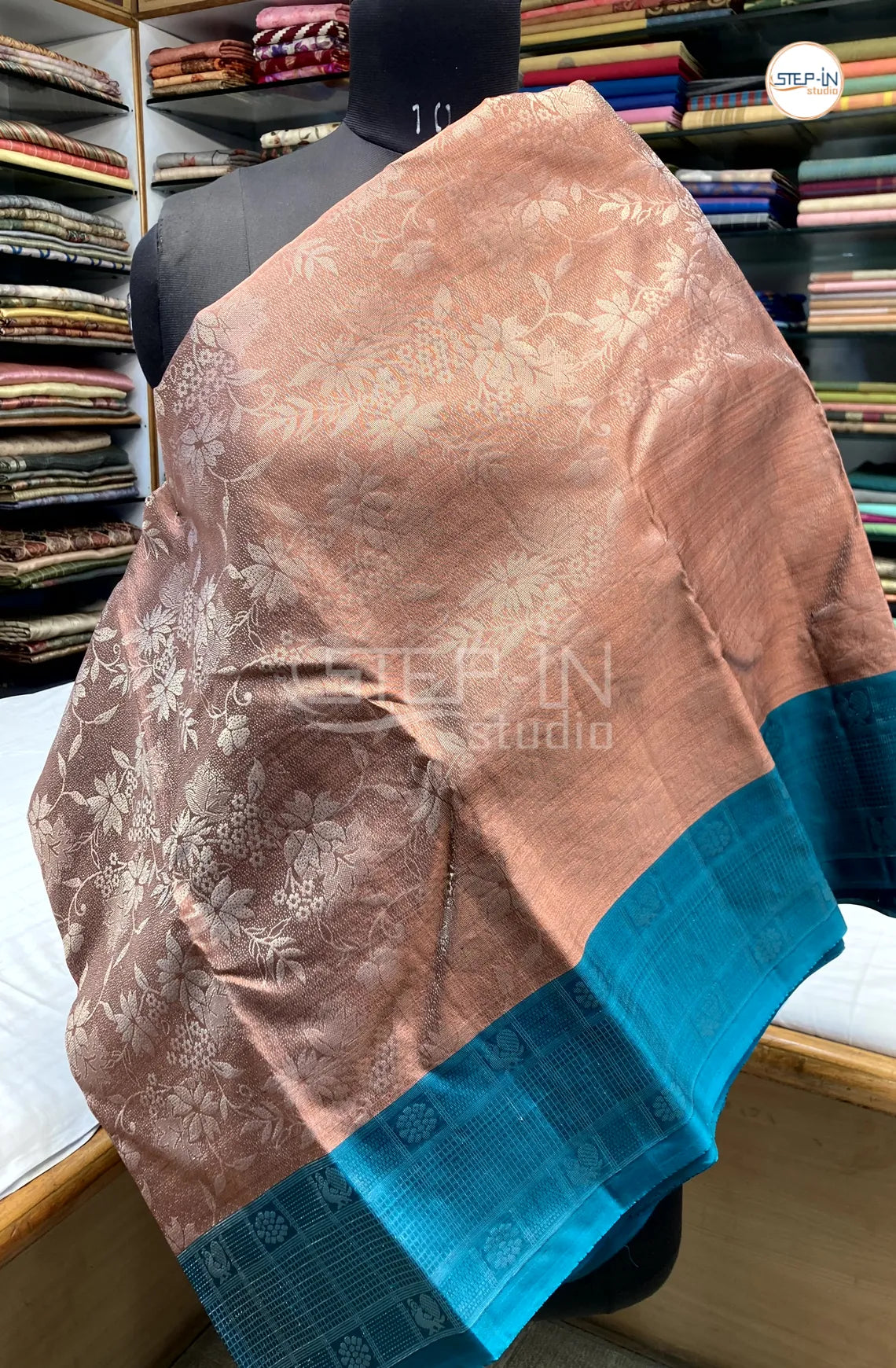Flower Design Soft Silk Saree With Contrast Boluse and Pallu - Peach &  Green