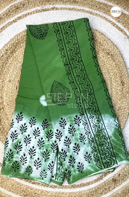 Mul Cotton Saree With Batik Printed - Green & White
