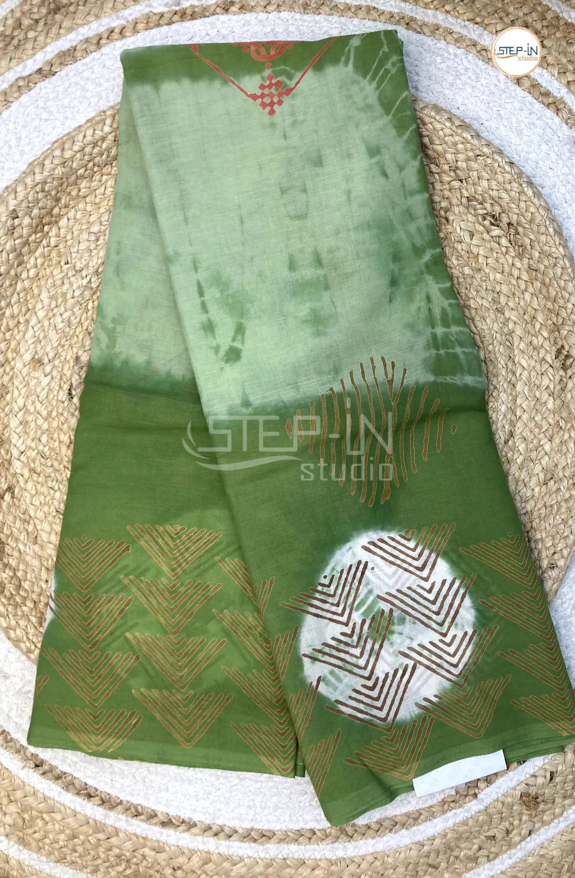 Mul Cotton Saree With Shibori Printed - Light & Dark Green