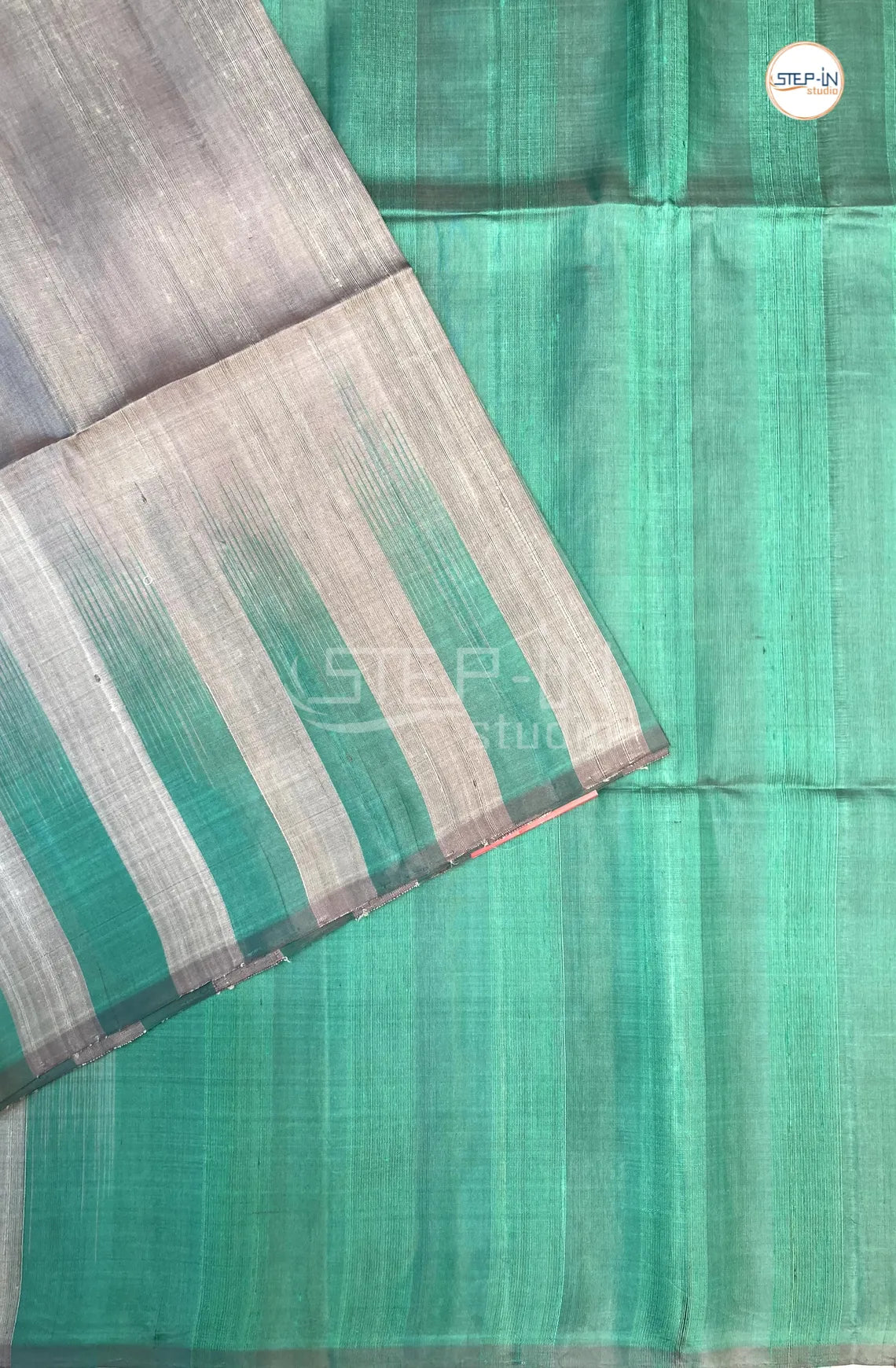 Plain Raw Soft Silk Saree With Contrast Boluse and Pallu - Grey & Green