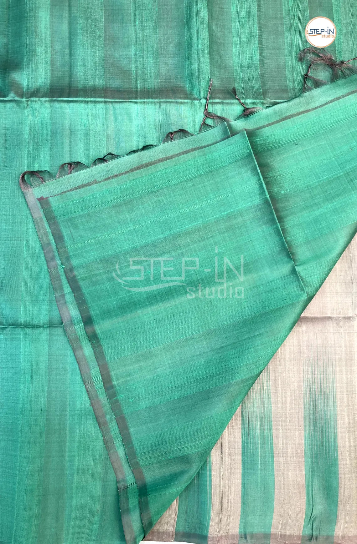 Plain Raw Soft Silk Saree With Contrast Boluse and Pallu - Grey & Green