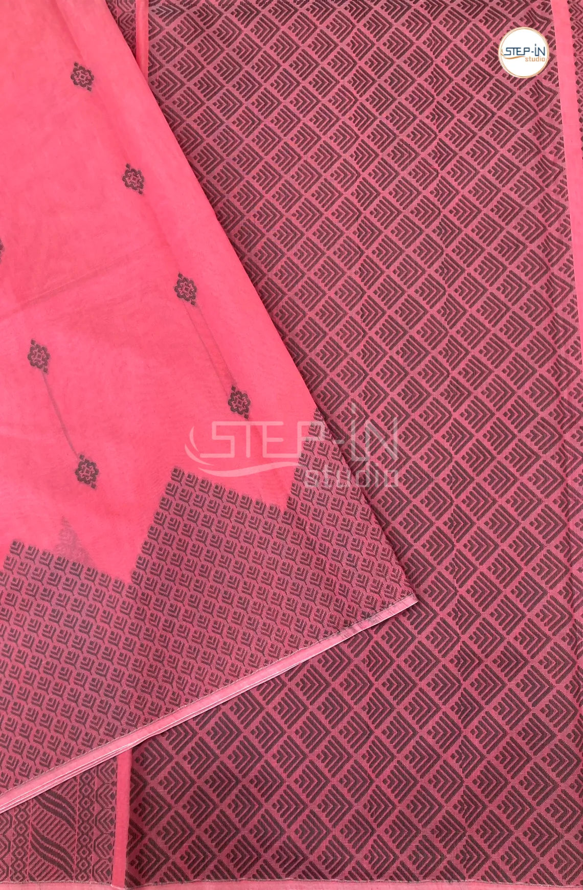 Pure Silk Cotton Saree With Geometric Floral Design Body - Pink