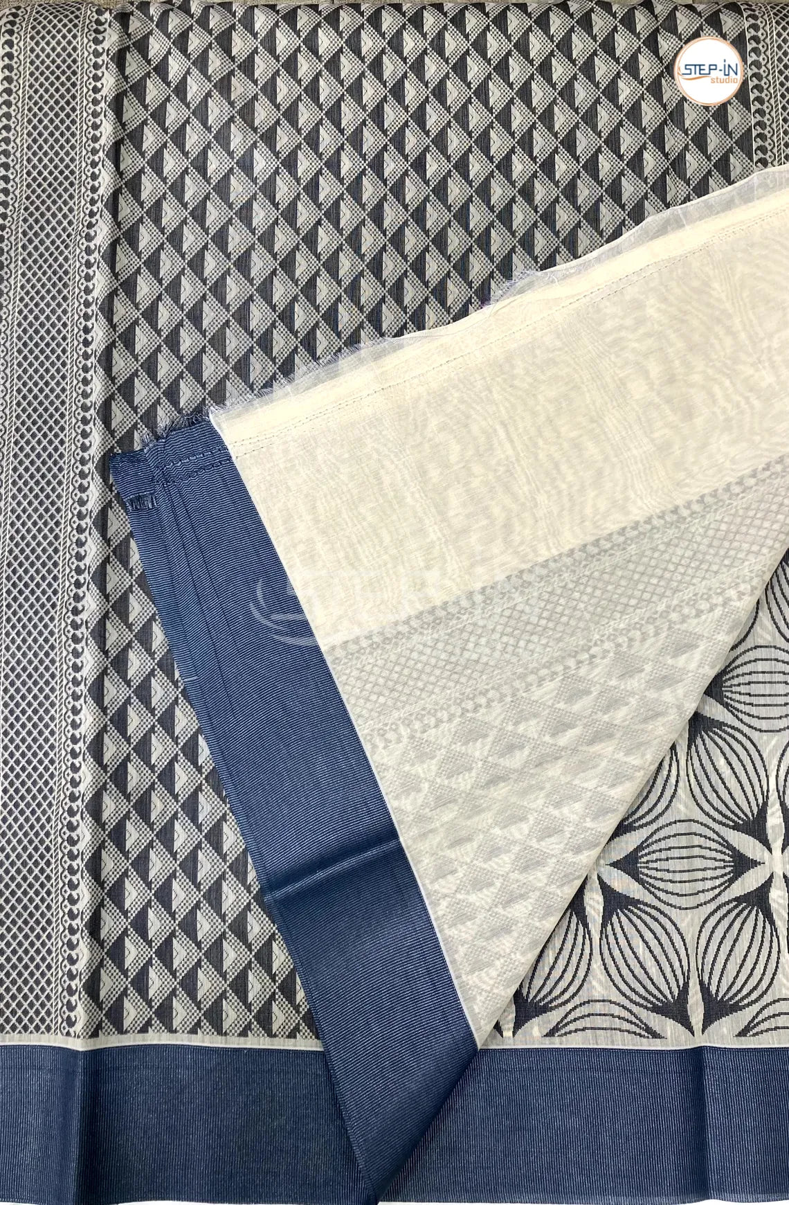 Pure Silk Cotton Saree With Leaf Motif Design Body - White & Grey
