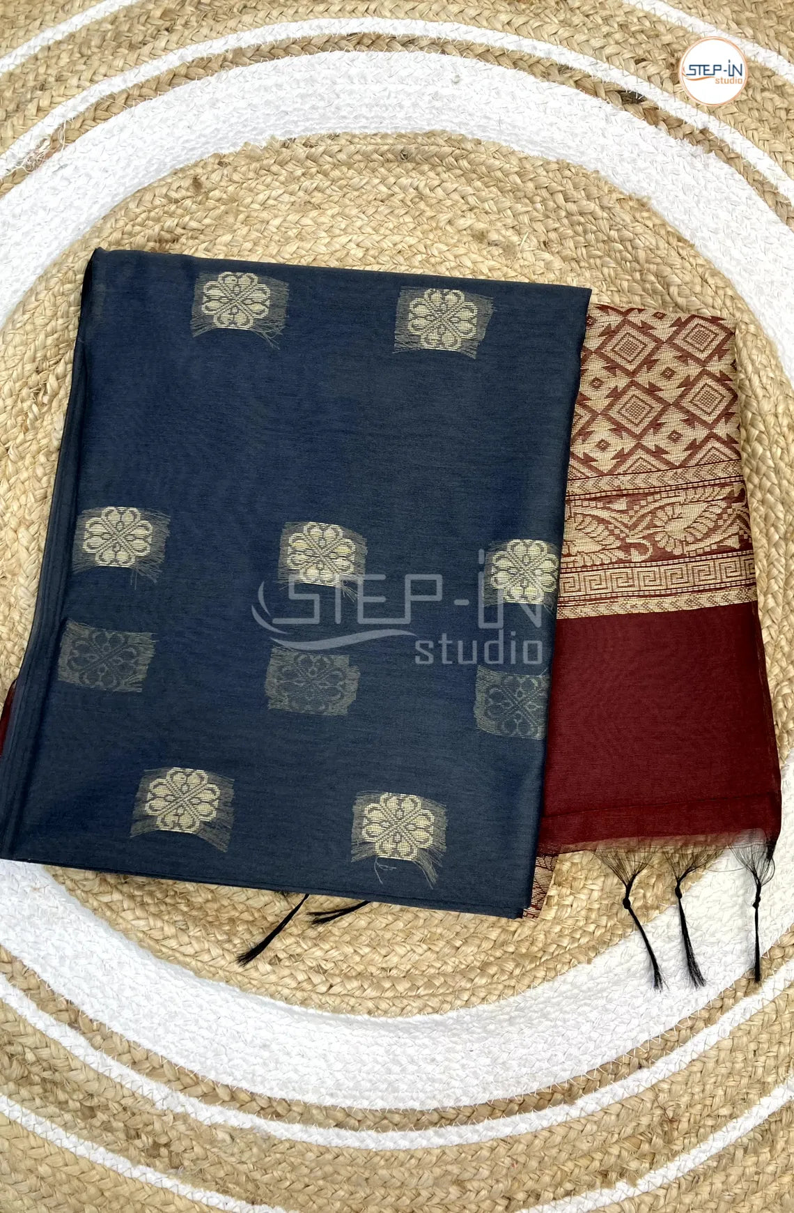 Silk Cotton Saree With Floral Body - Grey with Maroon