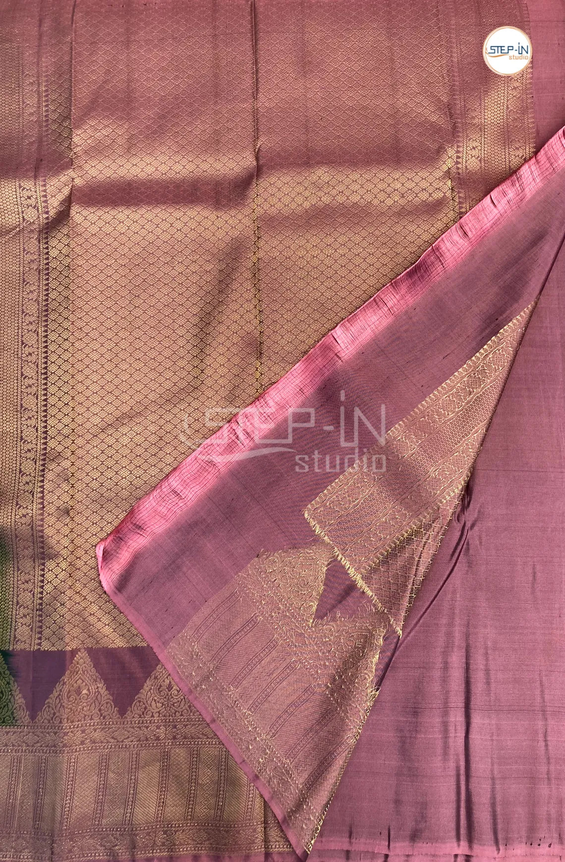 Floral Motif Design Soft Silk Saree With Contrast Boluse and Pallu - Green & Lavender