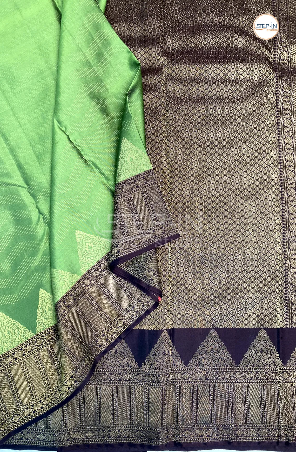 Floral Motif Design Soft Silk Saree With Contrast Boluse and Pallu - Green & Brown