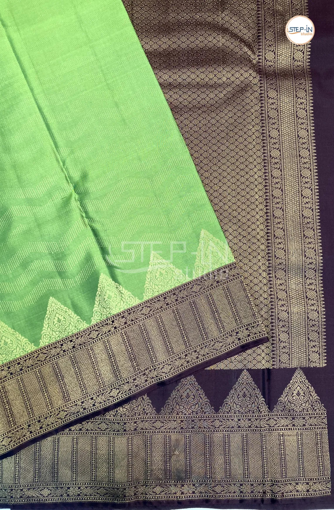 Floral Motif Design Soft Silk Saree With Contrast Boluse and Pallu - Green & Brown