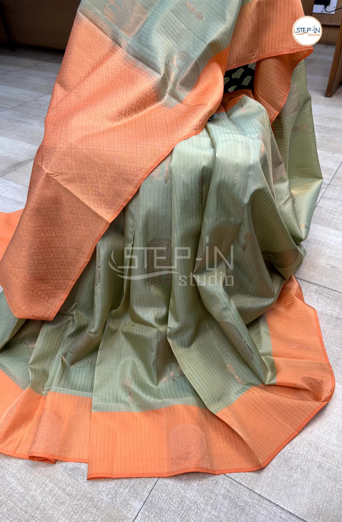 Green Gold Floral Zari Design Soft Silk Saree With Contrast Boluse and Pallu