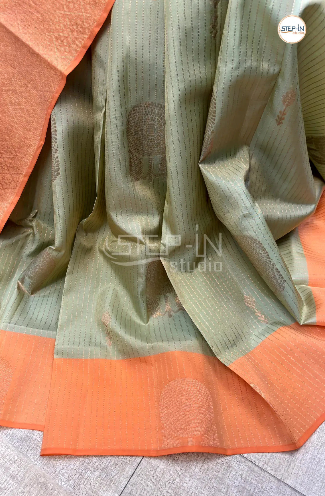Green Gold Floral Zari Design Soft Silk Saree With Contrast Boluse and Pallu