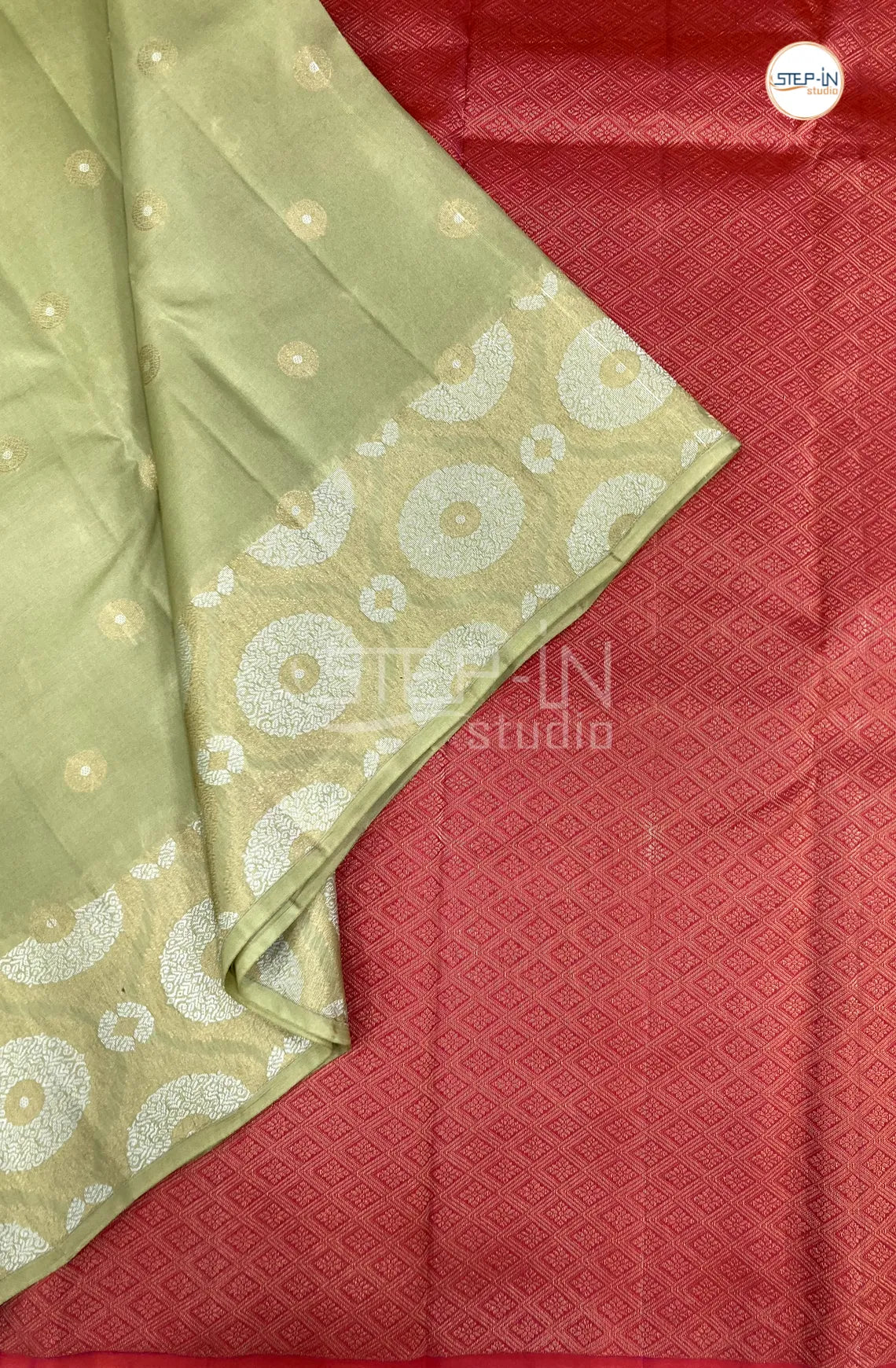 Floral Design Soft Silk Saree With Contrast Boluse and Pallu-Green & Red