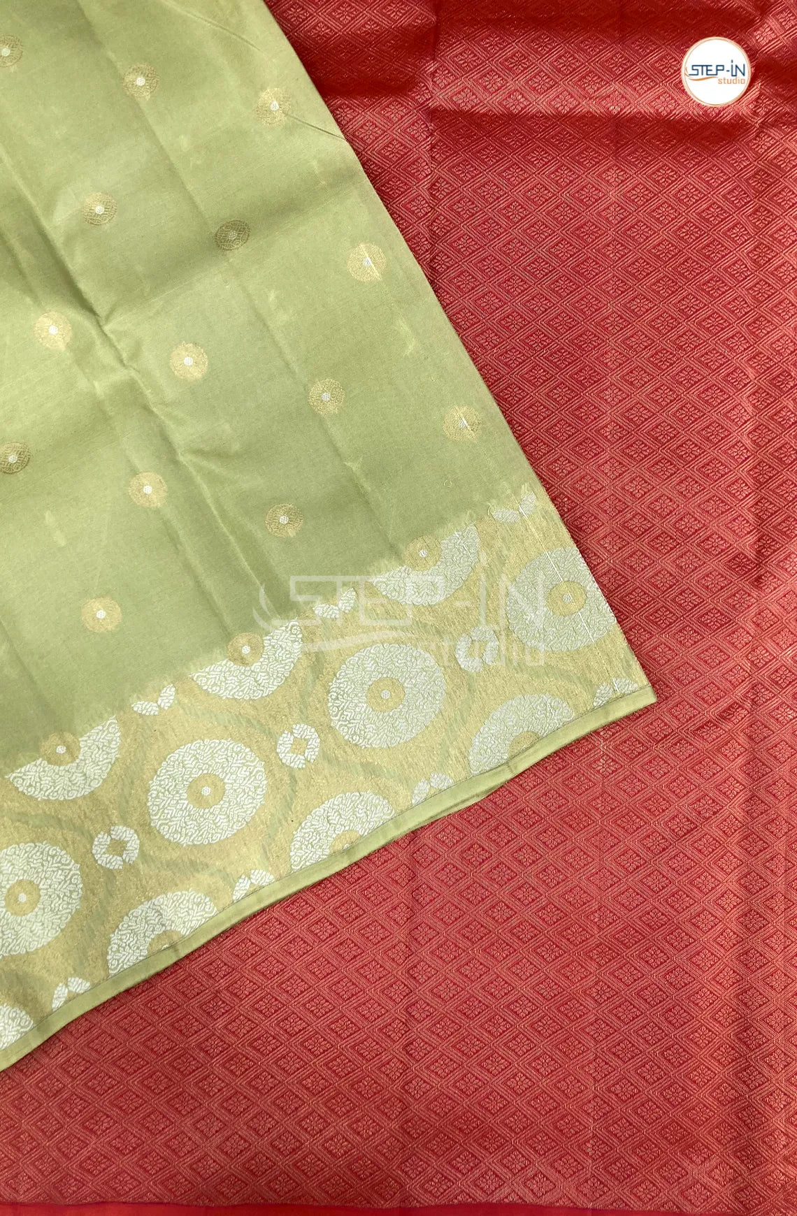 Floral Design Soft Silk Saree With Contrast Boluse and Pallu-Green & Red
